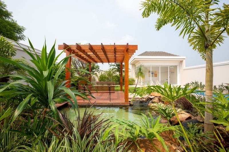 Jardim com Pergolado e Lago Ornamental