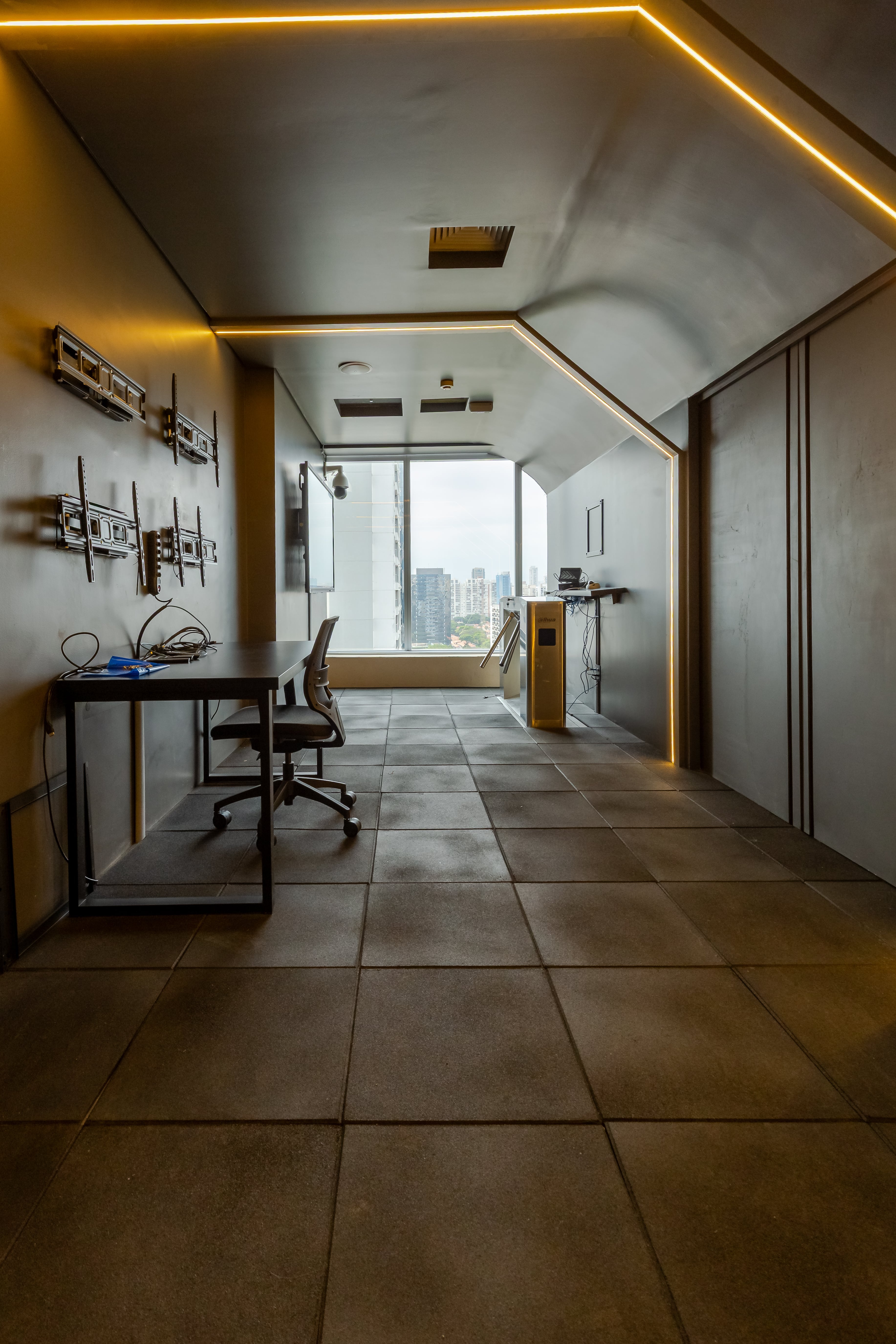 Suíte Master com Cabeceira de Madeira e Iluminação LED